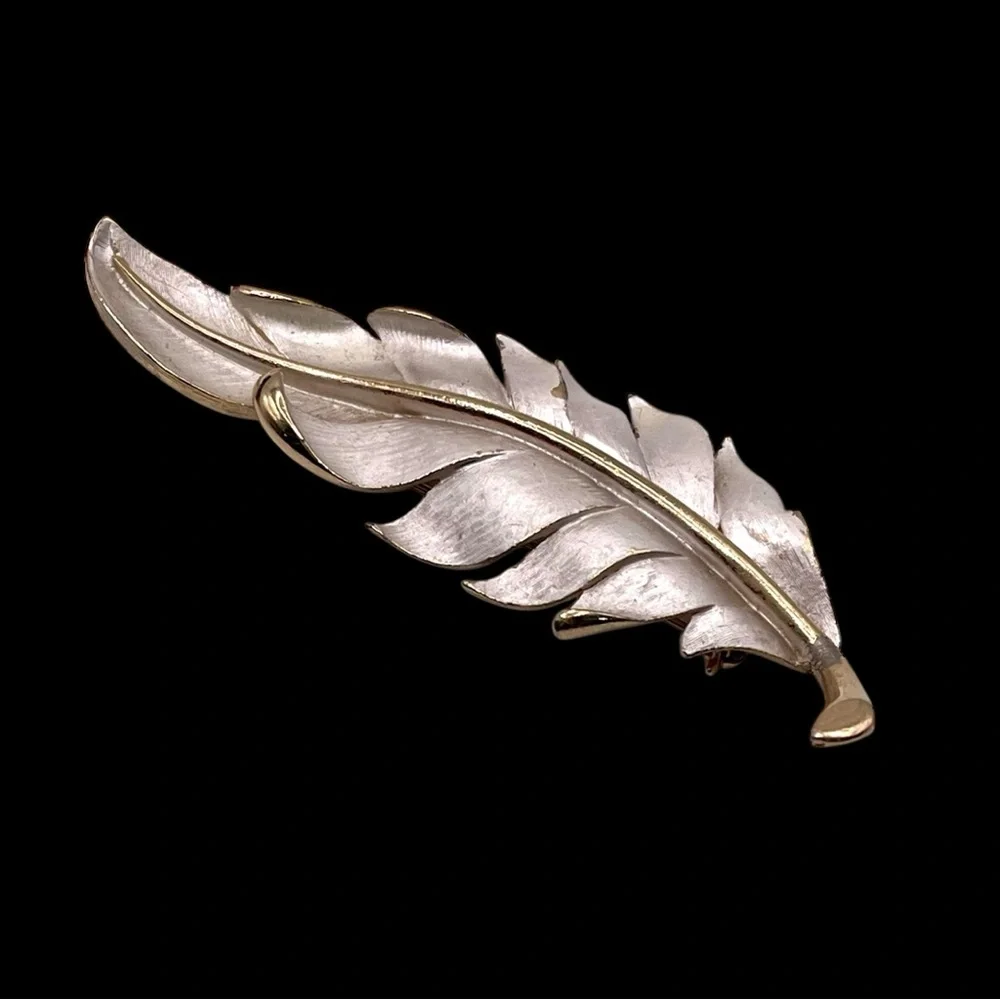 Fashionable Vintage Silver Tone Feather Leaf Statement Brooch Substantial Pc